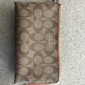 Coach double zip wallet 🌟In great shape🌟